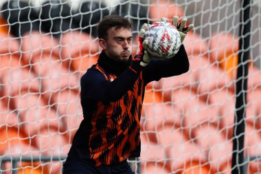 Blackpool 'dan Harry Tyrer, 1 Aralık 2024' te Birleşik Krallık, Blackpool 'da oynanan Blackpool - Birmingham City maçının oynanacağı ikinci tur karşılaşmasında, Emirates FA Cup' ın ön eleme maçında ısındı.