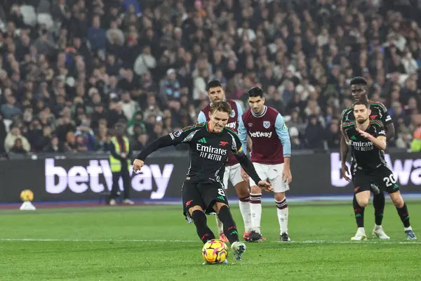 Arsenal 'den Martin degaard, 30 Kasım 2024' te Londra 'daki Londra Stadyumu' nda oynanan Premier League maçında West Ham United ve Arsenal maçında 0-3 berabere kalma cezası aldı.