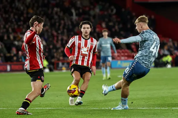 Sunderland 'dan Tom Watson, 29 Kasım 2024' te Sheffield United 'ın Bramall Lane, Sheffield, İngiltere' deki Sunderland maçında kalede şut çekiyor.