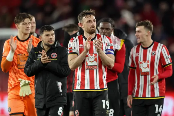 Sheffield United 'dan Jack Robinson, 29 Kasım 2024' te İngiltere 'nin Sheffield Lane kentinde oynanan Sky Bet Şampiyonası' ndaki son düdük sesinden sonra taraftarları alkışlıyor.