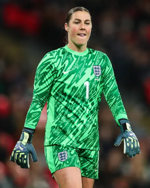 İngiltere 'den Mary Earps, 30 Kasım 2024' te İngiltere 'nin Wembley Stadyumu' nda oynadığı Uluslararası Bayanlar Dostluk karşılaşmasına bakıyor.