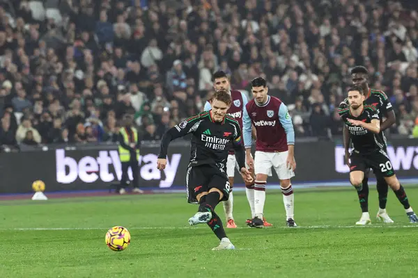 Arsenal 'den Martin degaard, 30 Kasım 2024' te Londra 'daki Londra Stadyumu' nda oynanan Premier League maçında West Ham United ve Arsenal maçında 0-3 berabere kalma cezası aldı.