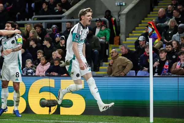 Newcastle United takımından Anthony Gordon, 30 Kasım 2024 'te İngiltere' nin Selhurst Park kentinde oynanan Crystal Palace - Newcastle United maçında 0-1 'lik galibiyet golünü kutluyor.
