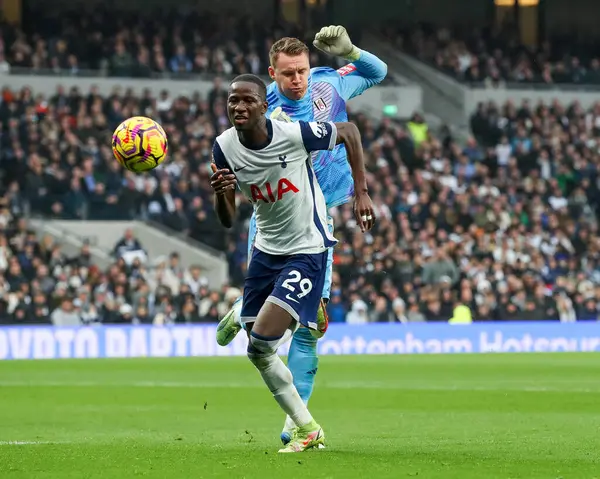 Tottenham Hotspur 'dan Pape Matar Sarr, 1 Aralık 2024' te Tottenham Hotspur Stadyumu 'nda oynanan Premier League maçında Fulham' lı Bernd Leno 'nun baskısı altında.