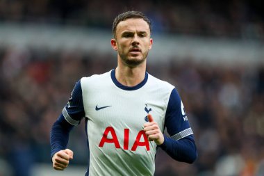 Tottenham Hotspur 'dan James Maddison 1 Aralık 2024' te Tottenham Hotspur ile Fulham arasında oynanan Premier League maçı sırasında Londra 'daki Tottenham Hotspur Stadyumu' nda maç yapıyor.