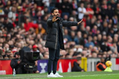 Manchester United takımının Ruben Amorim Menajeri, Manchester United 'ın Everton' a karşı oynadığı Premier League maçında 1 Aralık 2024 'te takım talimatlarını verir.