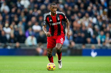 Fulham 'dan Issa Diop, 1 Aralık 2024' te Tottenham Hotspur 'a karşı Tottenham Hotspur Stadyumu' nda oynanan Premier League maçında topla koşuyor.