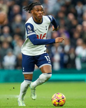 Tottenham Hotspur takımından Destiny Udogie, Tottenham Hotspur 'a karşı Tottenham Hotspur Stadyumu' nda 1 Aralık 2024 'te oynanan Premier League maçında topla koşuyor.