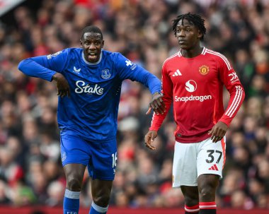 Everton 'dan Abdoulaye Doucour Premier League maçında takımına talimat verir Manchester United Everton' a karşı Old Trafford, Manchester, İngiltere, 1 Aralık 2024