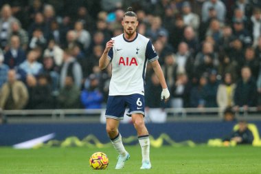 Tottenham Hotspur 'dan Radu Drguin Premier League maçında Tottenham Hotspur' a karşı Tottenham Hotspur Stadyumu, Londra, İngiltere, 1 Aralık 2024