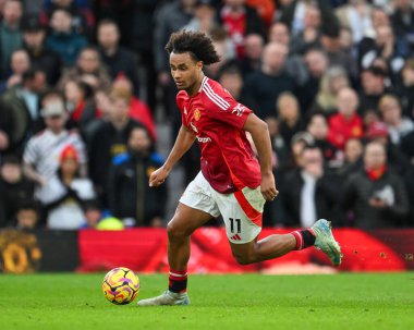 Manchester United takımından Joshua Zirkzee, Manchester United 'ın 1 Aralık 2024' te Old Trafford 'da Everton' a karşı oynadığı Premier League maçında topa vuruyor.