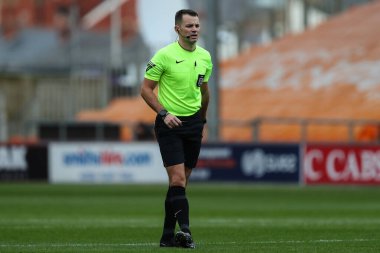 Hakem Tom Nield, 1 Aralık 2024 tarihinde Birleşik Krallık, Blackpool 'daki Bloomfield Road' da oynanan Blackpool-Birmingham maçında ikinci tur karşılaşmasında