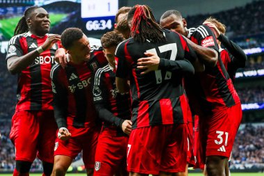 Fulham 'dan Tom Cairney, Premier League maçında Tottenham Hotspur Fulham' a karşı Tottenham Hotspur Stadyumu, Londra, 1 Aralık 2024 'te oynanan 1-1' lik maçta takım arkadaşlarıyla golünü kutluyor.