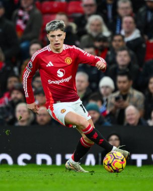 Manchester United takımından Alejandro Garnacho, Manchester United ile Everton 'ın 1 Aralık 2024' te oynanan Premier League karşılaşmasında topa vuruyor.