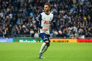 Tottenham Hotspur 'dan James Maddison 1 Aralık 2024' te Tottenham Hotspur ile Fulham arasında oynanan Premier League maçı sırasında Londra 'daki Tottenham Hotspur Stadyumu' nda maç yapıyor.