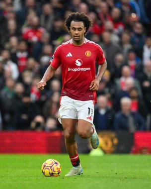 Manchester United takımından Joshua Zirkzee, Manchester United 'ın 1 Aralık 2024' te Old Trafford 'da Everton' a karşı oynadığı Premier League maçında topa vuruyor.