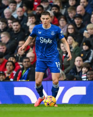 Premier Lig karşılaşmasında Everton 'dan Vitaliy Mykolenko Manchester United' a karşı Everton, Old Trafford, Manchester, İngiltere, 1 Aralık 2024