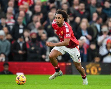 Manchester United takımından Joshua Zirkzee, Manchester United 'ın 1 Aralık 2024' te Old Trafford 'da Everton' a karşı oynadığı Premier League maçında topa vuruyor.