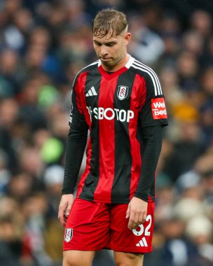 Fulham 'dan Emile Smith Rowe, 1 Aralık 2024' te Tottenham Hotspur 'un Fulham' a karşı oynadığı Premier Lig maçında üzgün görünüyor.