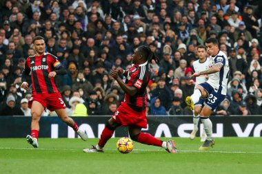 Tottenham Hotspur 'dan Pedro Porro, 1 Aralık 2024' te Tottenham Hotspur ile Fulham arasındaki Premier League maçında Londra 'daki Tottenham Hotspur Stadyumu' nda çekim yapıyor.