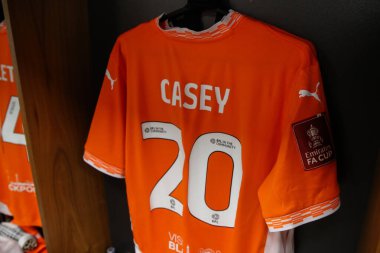 Blackpool 'lu Oliver Casey' nin ev tişörtü 1 Aralık 2024 'te Birleşik Krallık, Blackpool' daki Bloomfield Road 'da oynanan Emirates FA Cup 2. Raund karşılaşması öncesinde soyunma odasında asılı.