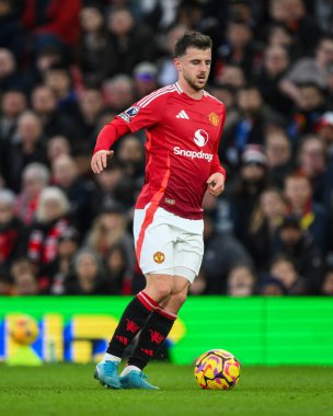Manchester United 'ın Mason Mount' ı Premier League maçında Manchester United Everton 'a karşı Old Trafford, Manchester, İngiltere' de 1 Aralık 2024 'te topa vuruyor.