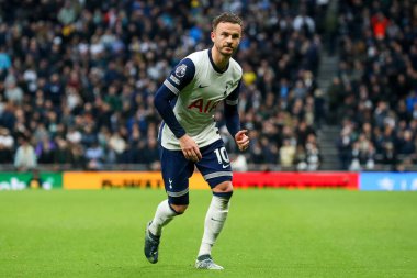 Tottenham Hotspur 'dan James Maddison 1 Aralık 2024' te Tottenham Hotspur ile Fulham arasında oynanan Premier League maçı sırasında Londra 'daki Tottenham Hotspur Stadyumu' nda maç yapıyor.