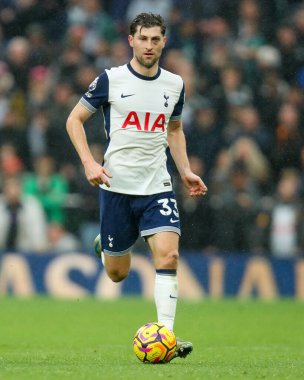 Tottenham Hotspur takımından Ben Davies, Tottenham Hotspur 'a karşı Tottenham Hotspur Stadyumu' nda 1 Aralık 2024 'te oynanan Premier League maçında topla koşuyor.