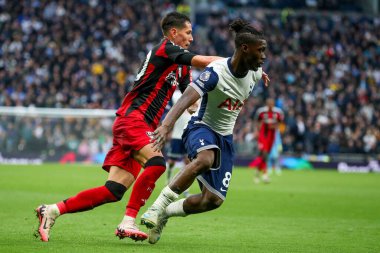 Fulham 'dan Sasa Lukiç Tottenham Hotspur' un Tottenham Hotspur 'a karşı Fulham Stadyumu' nda 1 Aralık 2024 'te oynanan Premier League karşılaşmasında Tottenham Hotspur' dan Yves Bissouma ile top için mücadele etti.
