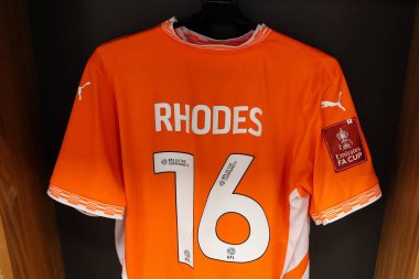 Blackpool 'dan Jordan Rhodes' un ev tişörtü 1 Aralık 2024 'te Bloomfield Road, Blackpool' da oynanan Emirates FA Cup 2. Raund karşılaşması öncesinde soyunma odasında asılı.