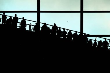 Tottenham Hotspur taraftarlarının siluetleri Premier Lig maçında Tottenham Hotspur Fulham 'a karşı Tottenham Hotspur Stadyumu, Londra, 1 Aralık 2024