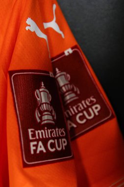 1 Aralık 2024 'te Blackpool, İngiltere' deki Bloomfield Road, Blackpool 'da oynanan Blackpool FA Cup 2. Raund karşılaşması öncesinde Blackpool FA Cup' ın ev sahibi forması üzerindeki sahada oynanacak.