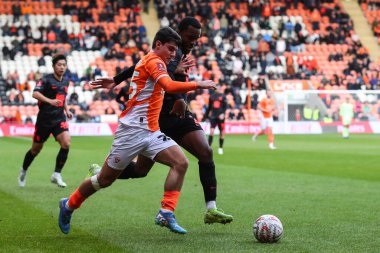 Blackpool 'dan Rob Apter, 1 Aralık 2024' te Birleşik Krallık 'ın başkenti Bloomfield Road' da oynanan Blackpool-Birmingham City maçında top ile devam ediyor.