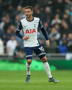 Tottenham Hotspur 'dan James Maddison 1 Aralık 2024' te Tottenham Hotspur ile Fulham arasında oynanan Premier League maçı sırasında Londra 'daki Tottenham Hotspur Stadyumu' nda maç yapıyor.