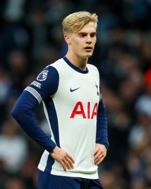 Tottenham Hotspur takımından Lucas Bergvall, Tottenham Hotspur 'a karşı Tottenham Hotspur Stadyumu' nda oynanan Premier Lig maçına bakıyor.