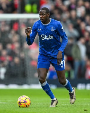 Everton 'dan Abdoulaye Doucour Premier Lig maçı sırasında Manchester United ile Everton' ın 1 Aralık 2024 'te Old Trafford, Manchester' da oynadıkları maçta topa vuruyor.