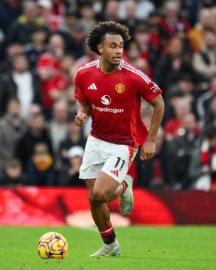 Manchester United takımından Joshua Zirkzee, Manchester United 'ın 1 Aralık 2024' te Old Trafford 'da Everton' a karşı oynadığı Premier League maçında topa vuruyor.