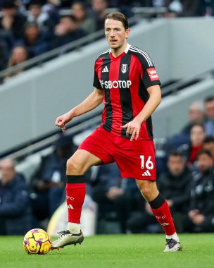 Fulham takımından Sander Berge, Tottenham Hotspur 'a karşı Tottenham Hotspur Stadyumu' nda 1 Aralık 2024 'te oynanan Premier League maçında topla koşuyor.