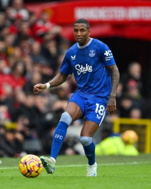 Everton 'dan Ashley Young Premier Lig karşılaşmasında pas veriyor Manchester United Everton' a karşı Old Trafford, Manchester, İngiltere, 1 Aralık 2024