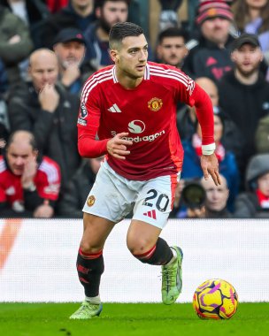 Manchester United takımından Diogo Dalot, Manchester United ile Everton arasındaki Premier League maçında 1 Aralık 2024 tarihinde Old Trafford, Manchester, Birleşik Krallık maçında topa vuruyor.