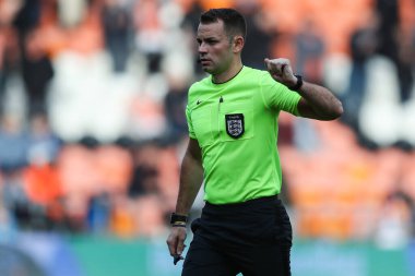 Hakem Tom Nield, 1 Aralık 2024 tarihinde Birleşik Krallık, Blackpool 'daki Bloomfield Road' da oynanan Blackpool-Birmingham maçında ikinci tur karşılaşmasında