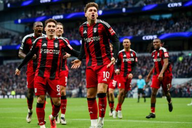 Fulham 'dan Tom Cairney, Premier League maçında Tottenham Hotspur Fulham' a karşı Tottenham Hotspur Stadyumu 'nda 1-1' lik galibiyetini kutluyor.