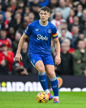 Everton 'dan James Tarkowski Premier League maçı sırasında Manchester United Everton' a karşı Old Trafford, Manchester, İngiltere, 1 Aralık 2024