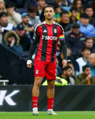 Fulham 'dan Antonee Robinson, Tottenham Hotspur ile Fulham arasındaki Premier Lig maçına bakıyor. Tottenham Hotspur Stadyumu, Londra, 1 Aralık 2024
