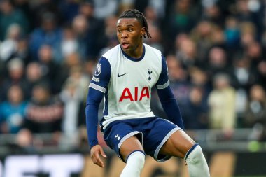 Tottenham Hotspur 'dan Destiny Udogie Premier League maçında Tottenham Hotspur Fulham' a karşı Tottenham Hotspur Stadyumu, Londra, İngiltere, 1 Aralık 2024