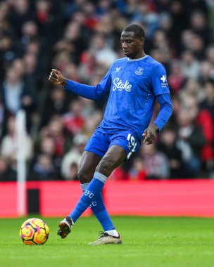 Everton 'dan Abdoulaye Doucour Premier League maçında pas veriyor Manchester United Everton' a karşı Old Trafford, Manchester, İngiltere, 1 Aralık 2024