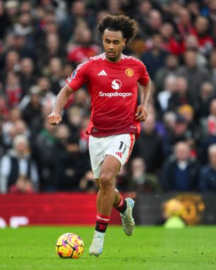 Manchester United takımından Joshua Zirkzee, Manchester United 'ın 1 Aralık 2024' te Old Trafford 'da Everton' a karşı oynadığı Premier League maçında topa vuruyor.