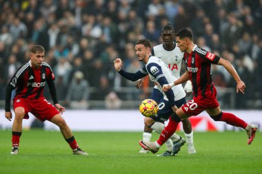 Tottenham Hotspur 'dan James Maddison, 1 Aralık 2024' te Tottenham Hotspur Stadyumu 'nda oynanan Premier League karşılaşmasında Fulham' lı Sasa Lukiç 'in baskısı altında.