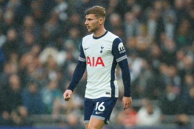 Tottenham Hotspur takımından Timo Werner, 1 Aralık 2024 'te Tottenham Hotspur ile Fulham arasında oynanan Premier Lig maçına bakıyor.