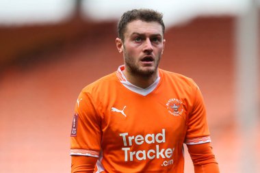Blackpool 'dan Elliot Embleton, 1 Aralık 2024 tarihinde Birleşik Krallık' ta Bloomfield Road, Blackpool 'da oynanan Blackpool-Birmingham City maçında ikinci tur karşılaşmasında